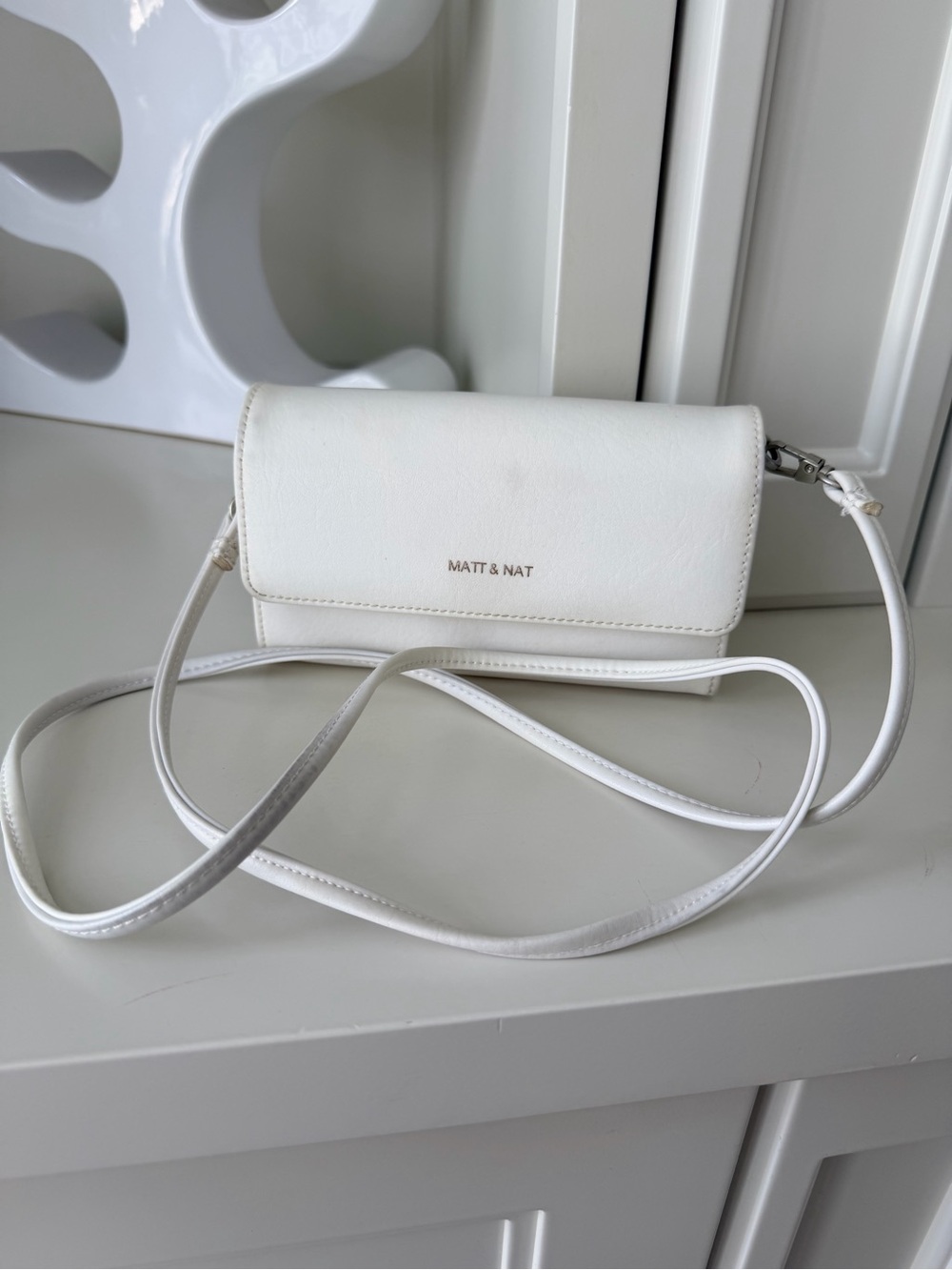 MATT & NAT White Drew Medium Vegan Leather Crossbody Bag Purse Clutch - Picture 2 of 16